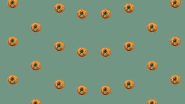 Taze portakal hurmasının renkli deseni. Üst Manzara. Hurma ile kusursuz desen. Pop sanat tasarımı. Gerçekçi animasyon. 4K video hareketi