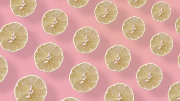 Patrón colorido de frutas de limones frescos sobre fondo rosa con sombras. Patrón sin costuras con rodajas de limón. Animación realista. Movimiento de vídeo 4K — Vídeos de Stock