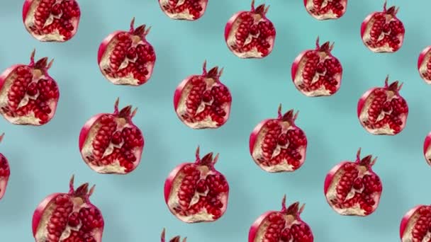 Colorful fruit pattern of fresh red pomegranates on blue background with shadows. Seamless pattern with pomegranate. Realistic animation. 4K video motion — Vídeo de Stock