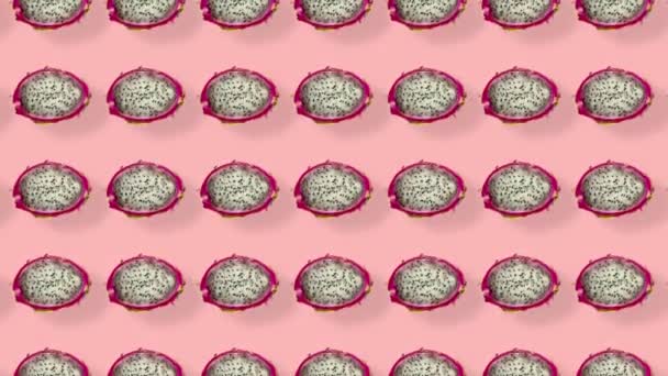 Πολύχρωμο μοτίβο των νωπών φρούτων δράκος σε ροζ φόντο με σκιές. Απρόσκοπτη μοτίβο με φρούτα δράκου. Πιτάγια. Ρεαλιστική κίνηση. 4K κίνηση βίντεο — Αρχείο Βίντεο