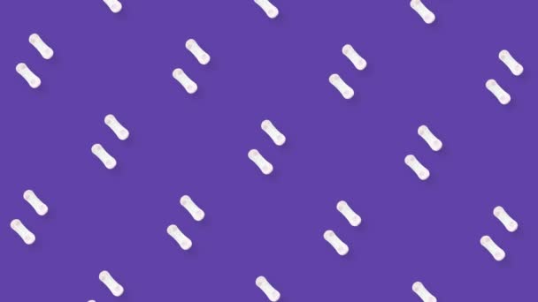 Patrón colorido de toallas sanitarias diarias para mujeres sobre fondo violeta. Patrón sin costuras con almohadilla menstrual. Vista superior. Animación realista. Movimiento de vídeo 4K — Vídeos de Stock