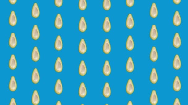 Kleurrijk fruitpatroon van verse avocado 's op blauwe achtergrond. Naadloos patroon met avocado. Realistische animatie. 4K video beweging — Stockvideo
