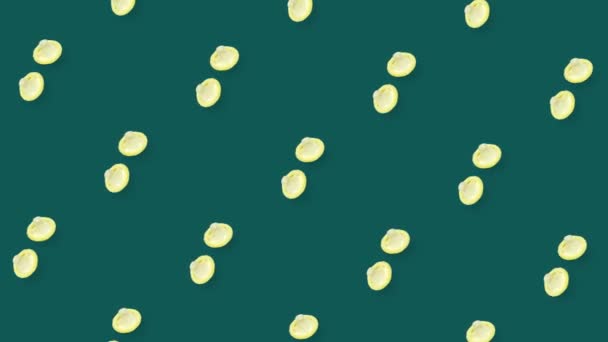 緑の背景に回転コンドームのカラフルなパターン。コンドームでシームレスなパターン。最上階だ。現実的なアニメーション。4Kビデオモーション — ストック動画