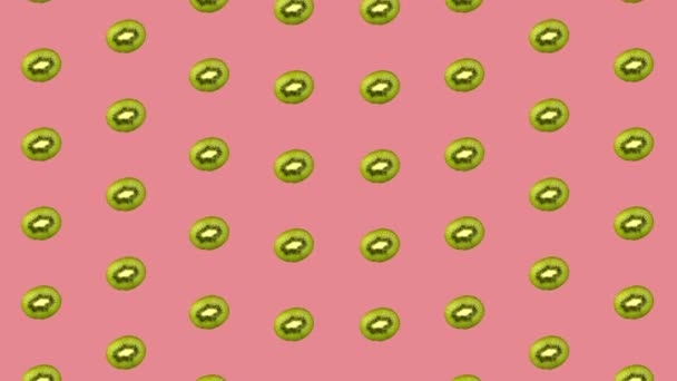 Patrón de fruta colorida de kiwi fresco sobre fondo rosa. Patrón sin costuras con kiwi en rodajas. Animación realista. Movimiento de vídeo 4K — Vídeos de Stock