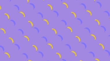 Mor arka planda taze sarı muzların renkli meyve desenleri. Muzla kusursuz desen. Gerçekçi animasyon. 4K video hareketi