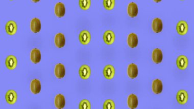 Mor arka planda taze kivinin renkli meyve deseni. Kivi dilimlenmiş kusursuz desen. Gerçekçi animasyon. 4K video hareketi