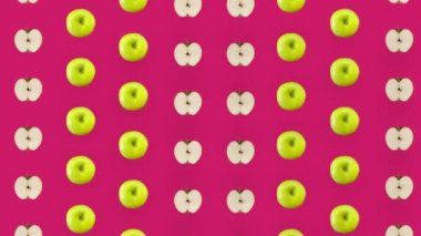 Pembe arka planda taze elmaların renkli meyve deseni. Elma dilimli kusursuz desen. Gerçekçi animasyon. 4K video hareketi