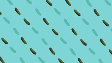 Mavi arka planda taze salatalık deseni var. Salatalıklı kusursuz desen. Pop sanat tasarımı. Gerçekçi animasyon. 4K video hareketi