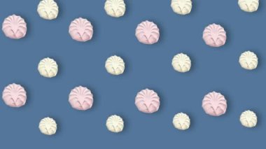 Mavi arka planda pembe ve beyaz zephyr desenleri var. Zephyr 'le kusursuz bir düzen. Şekerleme. Üst Manzara. Gerçekçi animasyon. 4K video hareketi