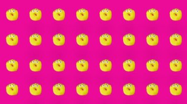 Pembe arka planda izole edilmiş renkli donut deseni. Donutla kusursuz desen. Çörekler. Üst Manzara. Gerçekçi animasyon. 4K video hareketi