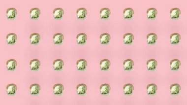 Pembe arka planda Japon suşisinin renkli deseni. Suşi ile kusursuz desen. Philadelphia ruloları. Üst Manzara. Gerçekçi animasyon. 4K video hareketi