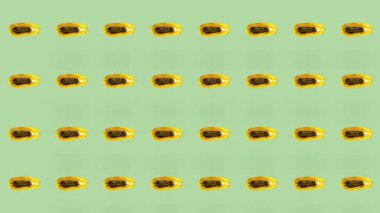 Yeşil arka planda taze papaya renkli meyve deseni. Papaya ile kusursuz desen. Gerçekçi animasyon. 4K video hareketi