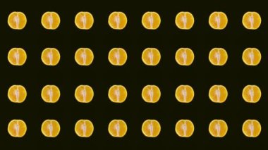 Siyah arka planda taze turuncu renkli meyve deseni. Portakal dilimli kusursuz desen. Gerçekçi animasyon. 4K video hareketi