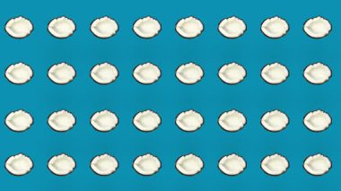 Renkli hindistan cevizi deseni. Üst Manzara. Minimum tropikal meyve yaz konsepti. Hindistancevizli kusursuz desen. Pop sanat tasarımı. Gerçekçi animasyon. 4K video hareketi