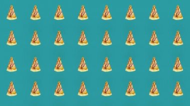 Turkuaz arka planda izole edilmiş renkli pizza deseni. Pizza dilimleriyle kusursuz desen. Üst Manzara. Gerçekçi animasyon. 4K video hareketi