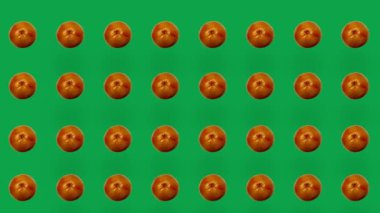 Yeşil arka planda taze greyfurtlardan oluşan renkli meyve deseni. Greyfurtlu kusursuz desen. Gerçekçi animasyon. 4K video hareketi