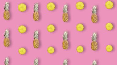 Pembe arka planda taze ananasın renkli meyve deseni. Ananas dilimli kusursuz desen. Gerçekçi animasyon. 4K video hareketi