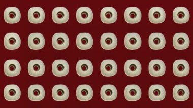 Kırmızı arka planda izole edilmiş beyaz tuvalet kağıdının renkli deseni. Tuvalet kağıdıyla kusursuz desen. Üst Manzara. Gerçekçi animasyon. 4K video hareketi