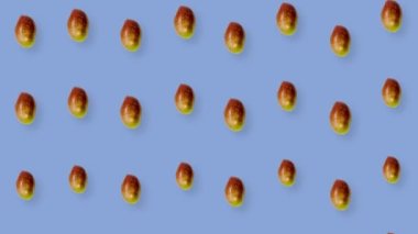 Mor arka planda taze mangolu renkli meyve deseni. Mangolu kusursuz desen. Gerçekçi animasyon. 4K video hareketi