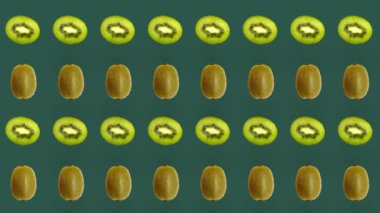 Yeşil arka planda taze kivinin renkli meyve deseni. Kivi dilimlenmiş kusursuz desen. Gerçekçi animasyon. 4K video hareketi