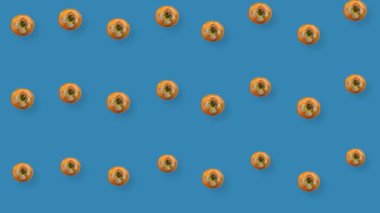 Taze portakal hurmasının renkli deseni. Üst Manzara. Hurma ile kusursuz desen. Pop sanat tasarımı. Gerçekçi animasyon. 4K video hareketi