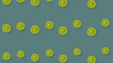 Renkli arka planda tekrarlanan limon deseni. Üst Manzara. Minimum tropikal meyve yaz konsepti. Limon dilimleriyle kusursuz desen. Gerçekçi animasyon. 4K video hareketi