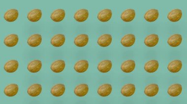 Taze hindistan cevizlerinin renkli meyveleri. Hindistancevizli kusursuz desen. Gerçekçi animasyon. 4K video hareketi