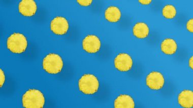Mavi arka planda gölgeli taze ananas renkli meyve deseni. Ananas dilimli kusursuz desen. Gerçekçi animasyon. 4K video hareketi