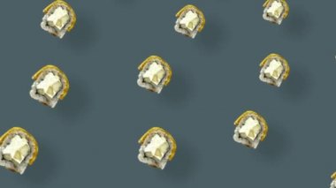 Gri arka planda gölgeli Japon suşisinin renkli deseni. Suşi ile kusursuz desen. Üst Manzara. Gerçekçi animasyon. 4K video hareketi