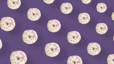 Mor arka planda gölgeli izole edilmiş renkli çörek deseni. Donutla kusursuz desen. Çörekler. Üst Manzara. Gerçekçi animasyon. 4K video hareketi