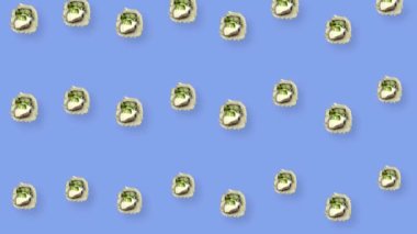 Japon suşi rulolarının renkli deseni. Suşi ile kusursuz desen. Üst Manzara. Gerçekçi animasyon. 4K video hareketi