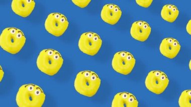 Mavi arka planda gölgeli izole edilmiş renkli çörek deseni. Donutla kusursuz desen. Çörekler. Üst Manzara. Gerçekçi animasyon. 4K video hareketi