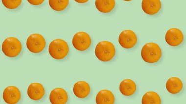 Renkli turuncu desen. Üst Manzara. Minimum tropikal meyve konsepti. Turuncu ile kusursuz desen. Pop sanat tasarımı. Gerçekçi animasyon. 4K video hareketi