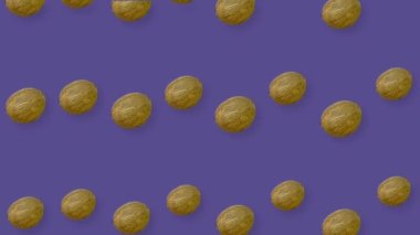 Mor arka planda gölgeli taze hindistan cevizli renkli meyve deseni. Hindistancevizli kusursuz desen. Gerçekçi animasyon. 4K video hareketi