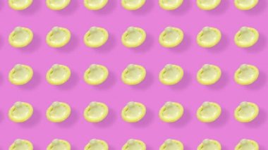 Pembe arka planda gölgeli renkli prezervatif deseni. Prezervatifli kusursuz desen. Üst Manzara. Gerçekçi animasyon. 4K video hareketi