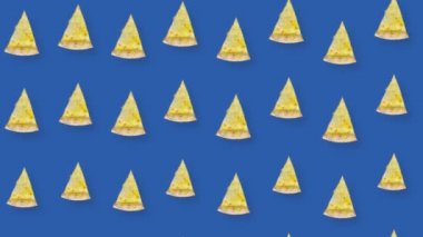 Mavi arka planda izole edilmiş renkli pizza deseni. Pizza dilimleriyle kusursuz desen. Üst Manzara. Gerçekçi animasyon. 4K video hareketi