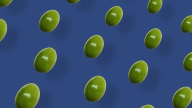 Mavi arka planda gölgeli taze tutku meyvesinin renkli meyve deseni. Çarkıfelek meyveli kusursuz desen. Gerçekçi animasyon. 4K video hareketi
