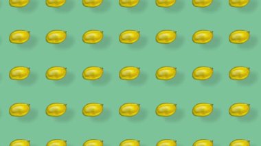 Yeşil arka planda gölgeli taze mango renkli meyve deseni. Mangolu kusursuz desen. Gerçekçi animasyon. 4K video hareketi