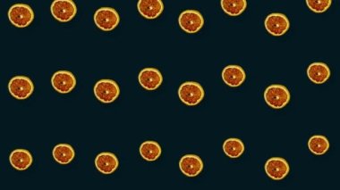 Siyah arka planda kurumuş greyfurt dilimlerinin renkli deseni. Kurutulmuş greyfurt parçacıklarıyla kusursuz desen. Gerçekçi animasyon. 4K video hareketi
