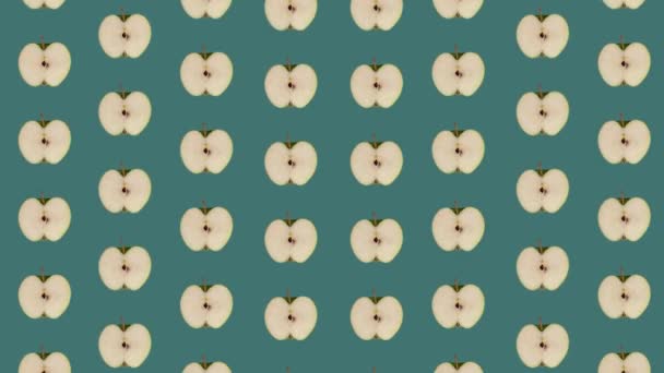 Colorful fruit pattern of fresh apples on green background. Seamless pattern with apple sliced. Realistic animation. 4K video motion — Vídeo de Stock