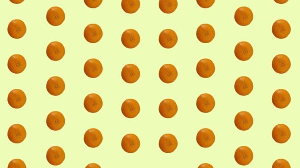 Bunte Fruchtmuster von frischem Orange auf gelbem Hintergrund. Nahtloses Muster mit Orange. Realistische Animation. 4K-Videobewegung — Stockvideo