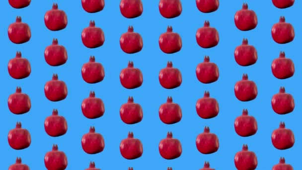 Kleurrijk fruitpatroon van verse rode granaatappels op blauwe achtergrond. Naadloos patroon met granaatappel. Realistische animatie. 4K video beweging — Stockvideo