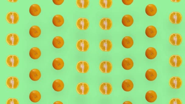Patrón colorido de naranja. Vista superior. Concepto mínimo de frutas tropicales. Patrón sin costuras con rebanadas de naranja. Diseño de arte pop. Animación realista. Movimiento de vídeo 4K — Vídeos de Stock