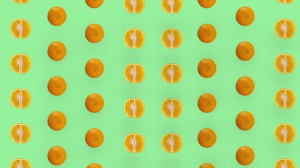 Colorful pattern of orange. Top view. Minimal tropical fruit concept. Seamless pattern with orange sliced. Pop art design. Realistic animation. 4K video motion — Stock Video