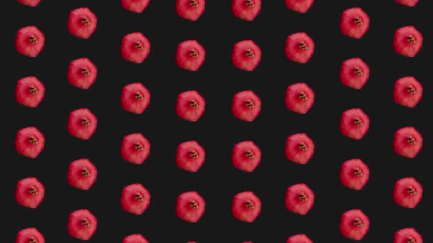 Siyah zemin üzerinde taze kırmızı nar renkli meyve deseni. Nar ile kusursuz desen. Üst Manzara. Gerçekçi animasyon. 4K video hareketi — Stok video