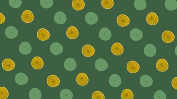 Kleurrijk patroon van gedroogde sinaasappelschijfjes op groene achtergrond. Naadloos patroon met gedroogde oranje chips. Pop art ontwerp. Realistische animatie. 4K video beweging — Stockvideo