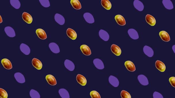 Colorful pattern of fresh mango on violet background. Top view. Seamless pattern with mango. Pop art design. Realistic animation. 4K video motion — Vídeo de Stock