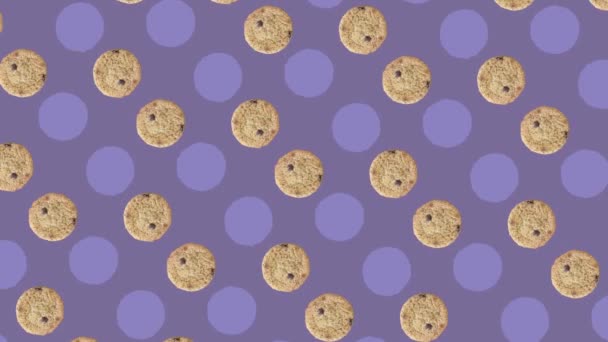 Modello colorato di biscotti con gocce di cioccolato fresco su sfondo viola. Modello senza cuciture con biscotto. Vista dall'alto. Animazione realistica. Movimento video 4K — Video Stock