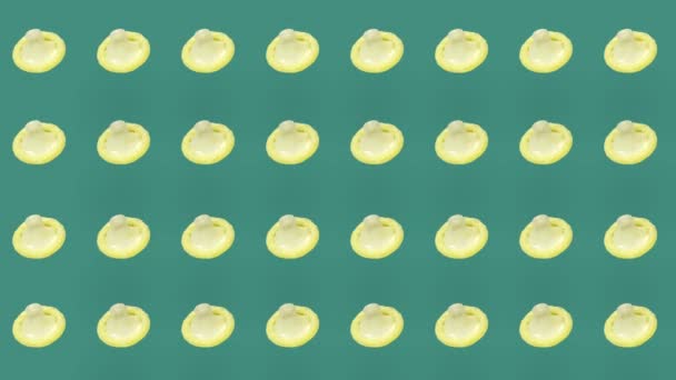 Πολύχρωμο μοτίβο προφυλακτικών σε πράσινο φόντο. Απρόσκοπτη μοτίβο με προφυλακτικό. Στο πάνω μέρος. Ρεαλιστική κίνηση. 4K κίνηση βίντεο — Αρχείο Βίντεο