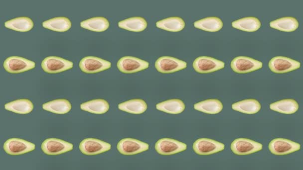 Buntes Muster frischer Avocados. Ansicht von oben. Minimal tropische Früchte Konzept. Nahtloses Muster mit Avocado in Scheiben geschnitten. Pop-Art-Design. Realistische Animation. 4K-Videobewegung — Stockvideo